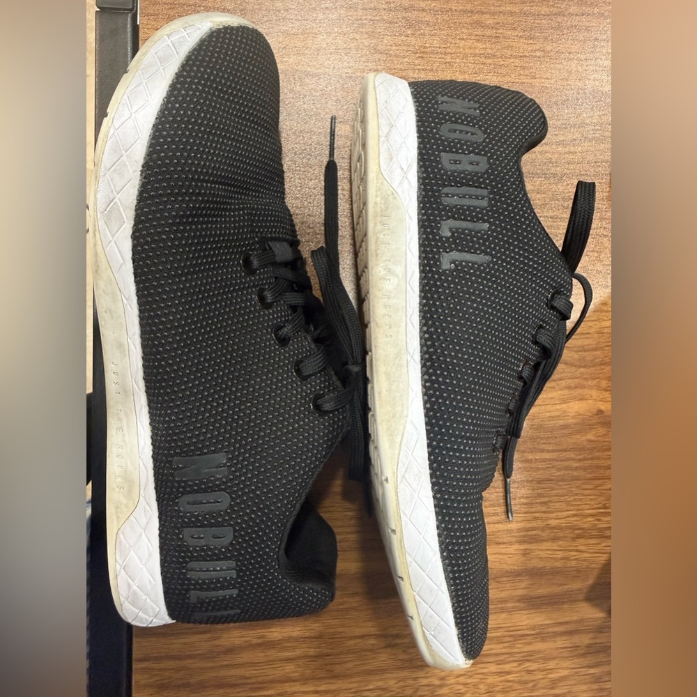 NOBULL Black Low Top Athletic Sneakers Lace Up Fabric Upper
Rubber Outsole M/9